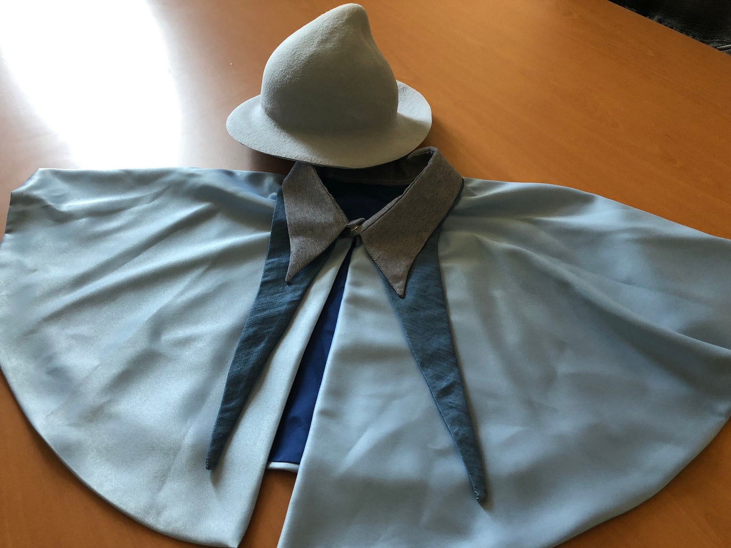 Conjunto capa y sombrero del colegio mágico francés Beauxbatons