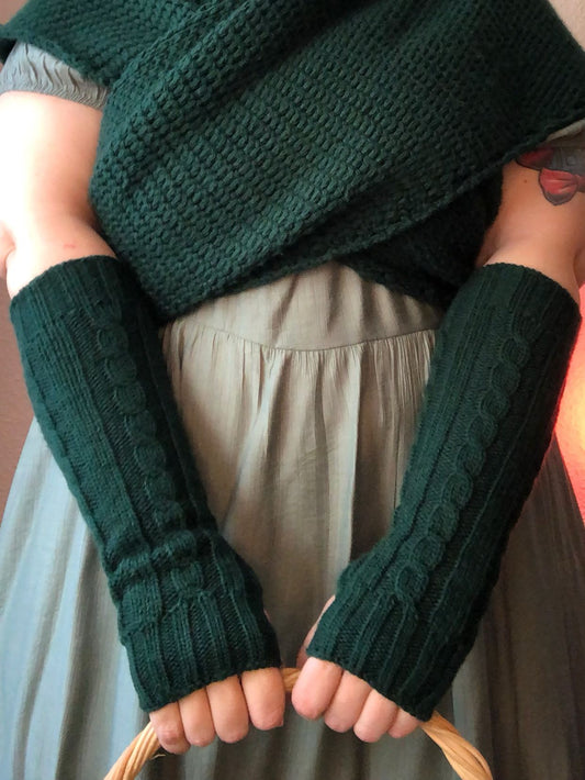 Fingerless mittens inspired by Outlander MRS Fitz - Cottagecore vegan wool. Braid design