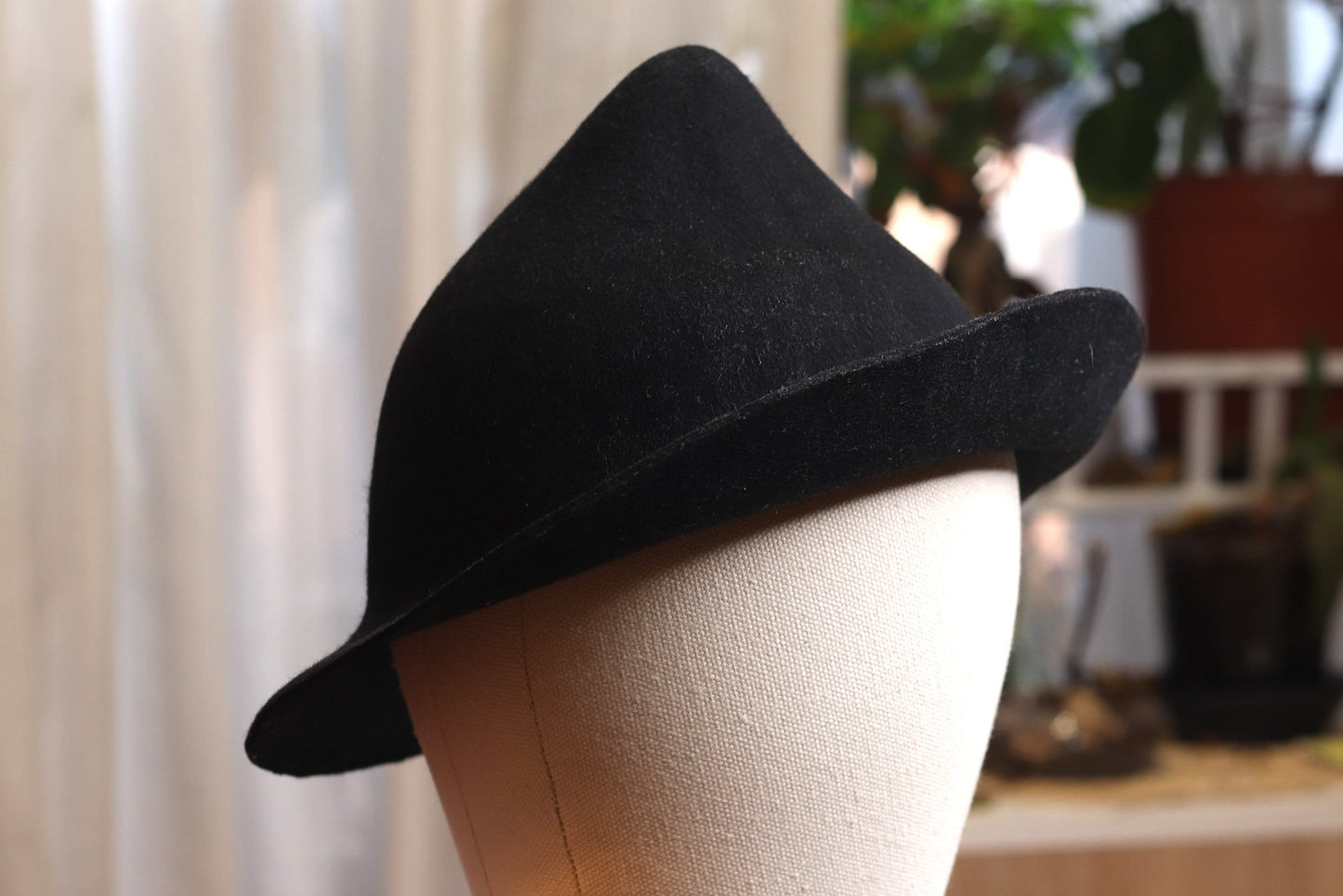 Sombrero de bruja / mago negro  hecho de fieltro